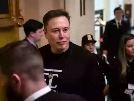 Der US-Tech-Milliardär Elon Musk wirft dem ukrainischen Militär vor, sein Satelliteninternet Starlink unerlaubt für militärische Angriffe auf russische Ziele genutzt zu haben. (Archivbild) - Foto: Ben Curtis/AP/dpa