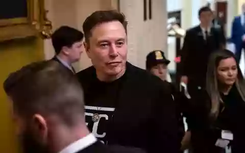 Der US-Tech-Milliardär Elon Musk wirft dem ukrainischen Militär vor, sein Satelliteninternet Starlink unerlaubt für militärische Angriffe auf russische Ziele genutzt zu haben. (Archivbild) - Foto: Ben Curtis/AP/dpa
