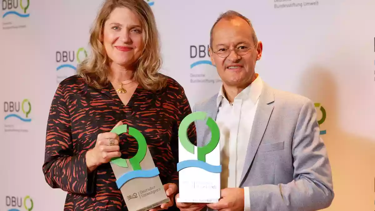 Die Klimajuristin Roda Verheyen und der Membranfilter-Ingenieur Klaus Vossenkaul haben den diesjährigen Deutschen Umweltpreis erhalten. - Bild: Thomas Banneyer/dpa