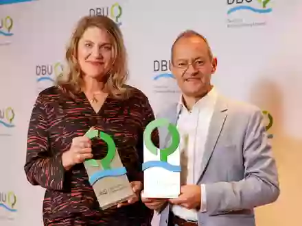 Die Klimajuristin Roda Verheyen und der Membranfilter-Ingenieur Klaus Vossenkaul haben den diesjährigen Deutschen Umweltpreis erhalten. - Foto: Thomas Banneyer/dpa