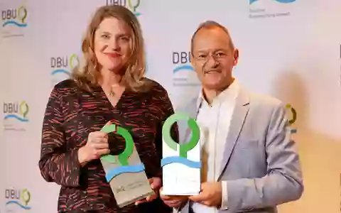 Die Klimajuristin Roda Verheyen und der Membranfilter-Ingenieur Klaus Vossenkaul haben den diesjährigen Deutschen Umweltpreis erhalten. - Foto: Thomas Banneyer/dpa