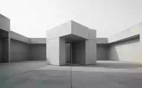 Ein minimalistisches architektonisches Bauwerk in einem leeren, weitläufigen Innenhof bei natürlichem Tageslicht. - Foto: über boerse-global.de
