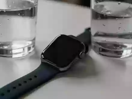 Symbolbild: Smartwatch neben einem Glas Wasser - Foto: über boerse-global.de