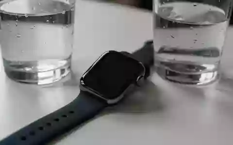 Symbolbild: Smartwatch neben einem Glas Wasser - Foto: über boerse-global.de