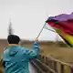 Der eine oder andere Regenschirm überstand das Wochenende nicht. - Bild: Thomas Warnack/dpa