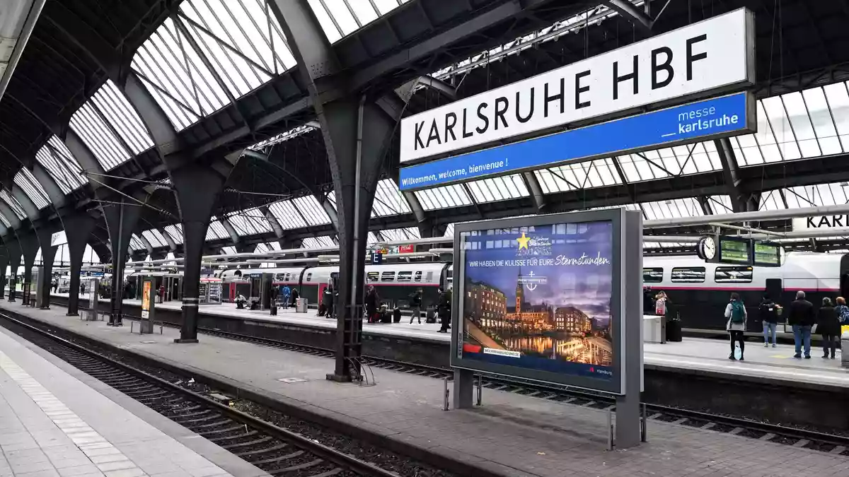 Am Freitag war auch der Hauptbahnhof von Karlsruhe vom Wetter betroffen.  - Bild: Uli Deck/dpa