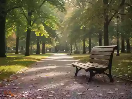 Ein sonniger Parkweg mit einer leeren Holzbank, umgeben von Bäumen, als Symbol für körperliche Aktivität im Alter. - Foto: über boerse-global.de