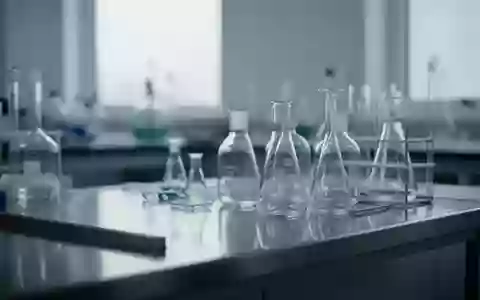 Ein steriler, minimalistischer Laborraum mit Glasgefäßen auf einem Edelstahltisch bei natürlichem Lichteinfall. - Foto: über boerse-global.de