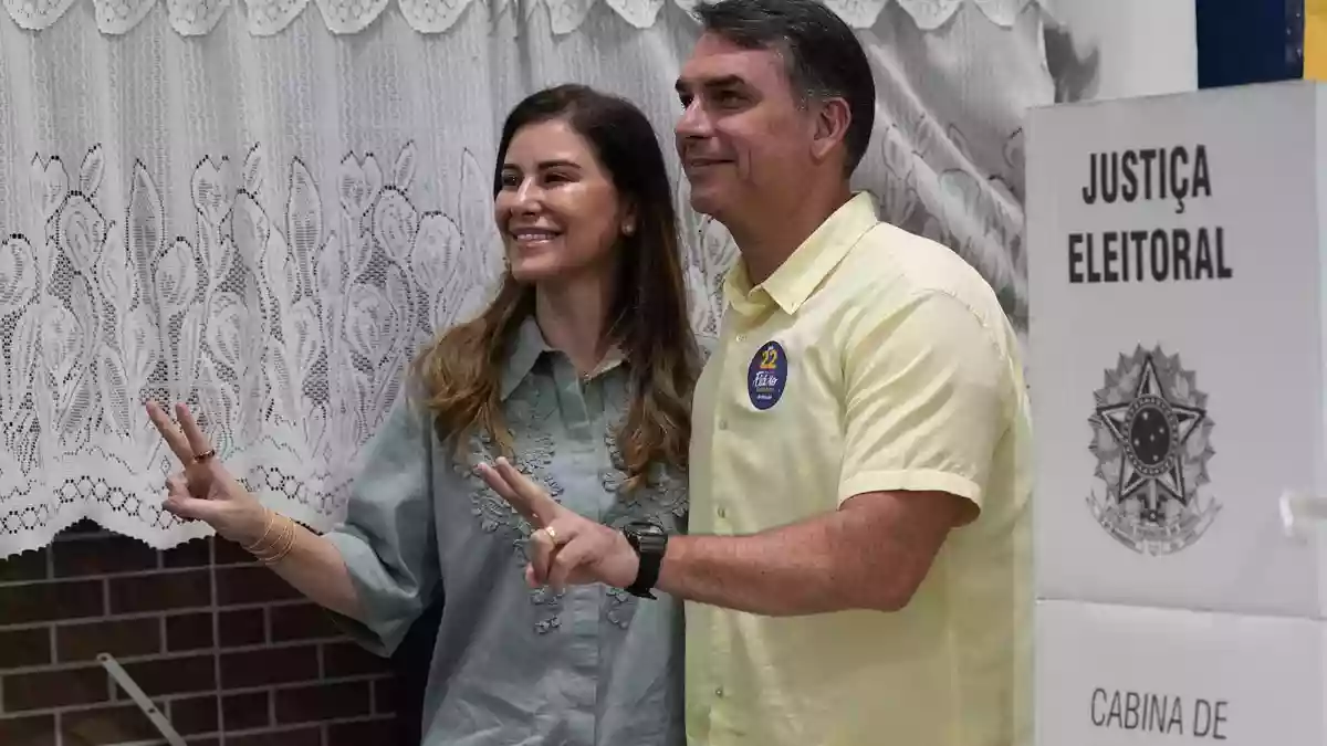 Präsidentschaftskandidat Flávio Bolsonaro und seine Frau geben ihre Stimmen ab. - Bild: Silvia Izquierdo/AP/dpa