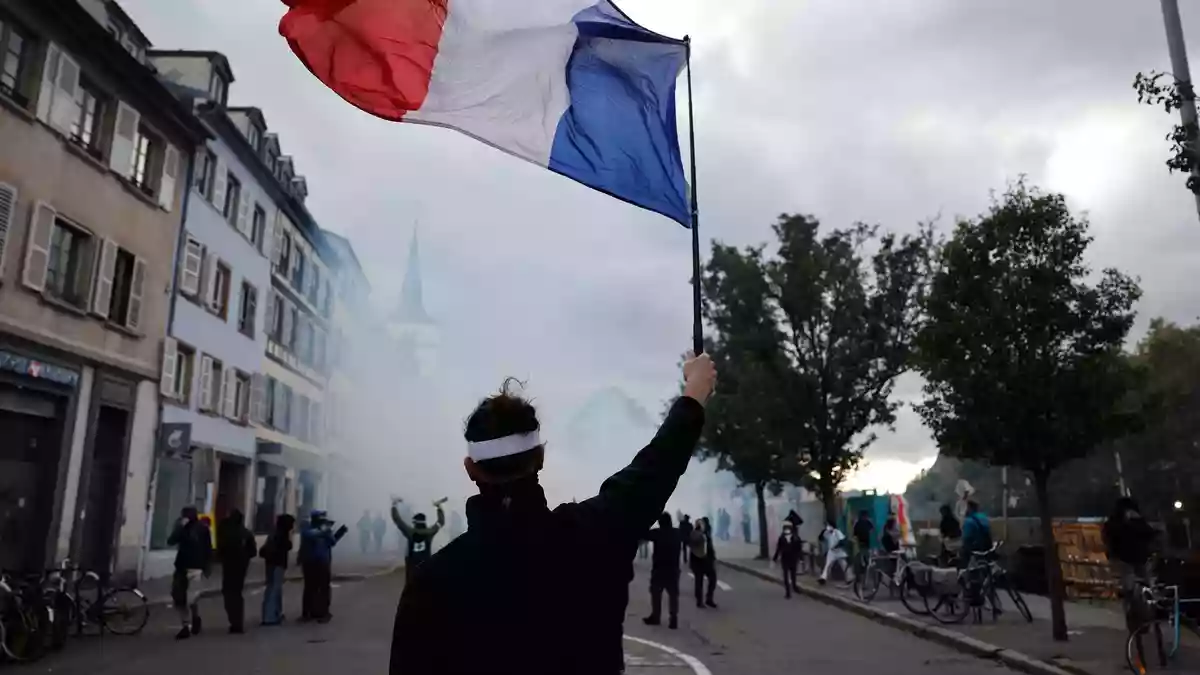 Seit Wochen gehen die Menschen in Frankreich für bessere Bildung und gegen die hohen Lebenshaltungskosten auf die Straße. - Bild: Jean-Francois Badias/AP/dpa