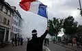 Seit Wochen gehen die Menschen in Frankreich für bessere Bildung und gegen die hohen Lebenshaltungskosten auf die Straße. - Foto: Jean-Francois Badias/AP/dpa