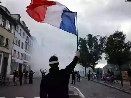 Seit Wochen gehen die Menschen in Frankreich für bessere Bildung und gegen die hohen Lebenshaltungskosten auf die Straße. - Foto: Jean-Francois Badias/AP/dpa