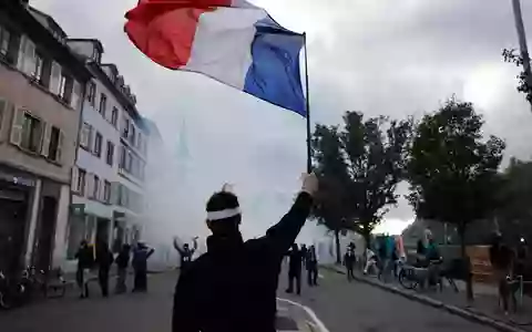 Seit Wochen gehen die Menschen in Frankreich für bessere Bildung und gegen die hohen Lebenshaltungskosten auf die Straße. - Foto: Jean-Francois Badias/AP/dpa