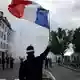 Seit Wochen gehen die Menschen in Frankreich für bessere Bildung und gegen die hohen Lebenshaltungskosten auf die Straße. - Bild: Jean-Francois Badias/AP/dpa