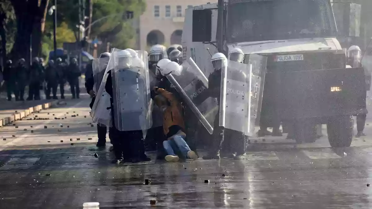 Chaotische Szenen auch in Albanien bei Protesten. - Bild: Hameraldi Agolli/AP/dpa
