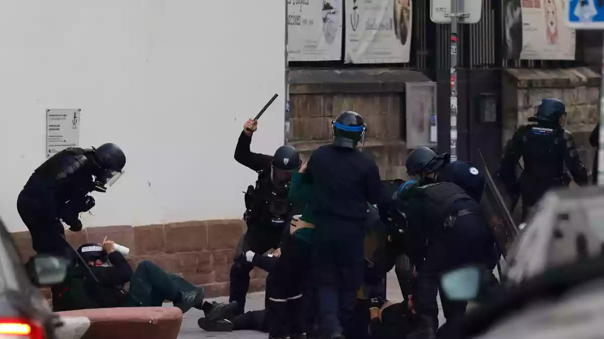 Am Rande der Demonstrationen kam es immer wieder zu Gewalt.  - Bild: Jean-Francois Badias/AP/dpa