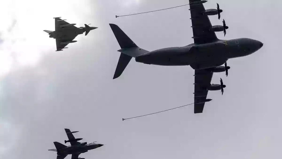Zwei Flugzeuge vom Typ A400M sollen zur Betankung von Kampfjets bei der Übung eingesetzt werden. - Bild: Stefan Sauer/dpa