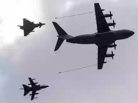 Zwei Flugzeuge vom Typ A400M sollen zur Betankung von Kampfjets bei der Übung eingesetzt werden. - Foto: Stefan Sauer/dpa