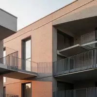 Moderne Wohnhausfassade mit klaren architektonischen Linien und leeren Balkonen bei Tageslicht. - Foto: über boerse-global.de