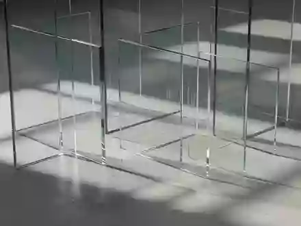 Eine Reihe halbtransparenter Glasscheiben wirft geometrische Schatten auf einen schlichten Betonboden, symbolisch für Transparenz und Regulierung. - Foto: über boerse-global.de