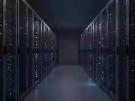Ein minimalistischer, dunkel gehaltener Serverraum mit sauberen Metall-Serverracks und dezenter blauer Beleuchtung. - Foto: über boerse-global.de