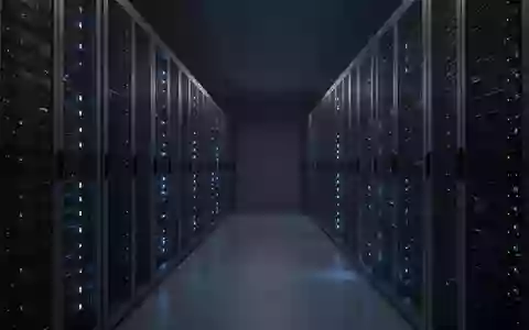 Ein minimalistischer, dunkel gehaltener Serverraum mit sauberen Metall-Serverracks und dezenter blauer Beleuchtung. - Foto: über boerse-global.de