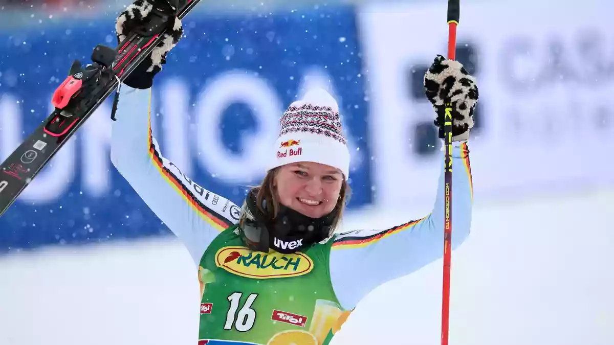 Dritte beim Saisonauftakt in Sölden: Emma Aicher. - Bild: Marco Trovati/AP/dpa