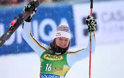 Dritte beim Saisonauftakt in Sölden: Emma Aicher. - Foto: Marco Trovati/AP/dpa
