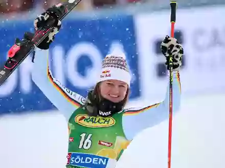 Dritte beim Saisonauftakt in Sölden: Emma Aicher. - Foto: Marco Trovati/AP/dpa