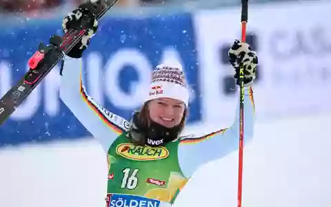 Dritte beim Saisonauftakt in Sölden: Emma Aicher. - Foto: Marco Trovati/AP/dpa