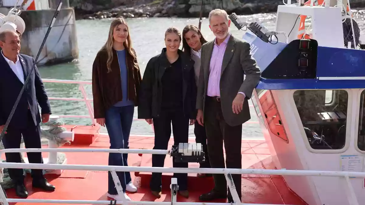  Spaniens Königin Letizia ist bei einem Besuch im nordspanischen Llanes auf einem Fischerboot ausgerutscht. - Bild: Raúl Terrel/EUROPA PRESS/dpa