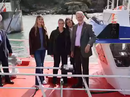  Spaniens Königin Letizia ist bei einem Besuch im nordspanischen Llanes auf einem Fischerboot ausgerutscht. - Foto: Raúl Terrel/EUROPA PRESS/dpa
