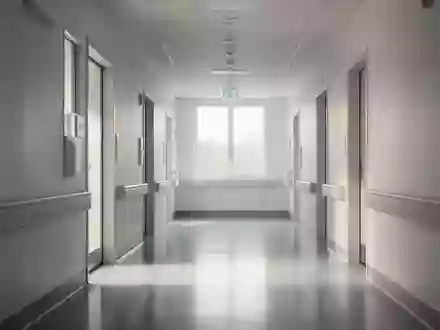 Moderner, heller Krankenhausflur mit minimalistischer Architektur und einfallendem Tageslicht. - Foto: über boerse-global.de