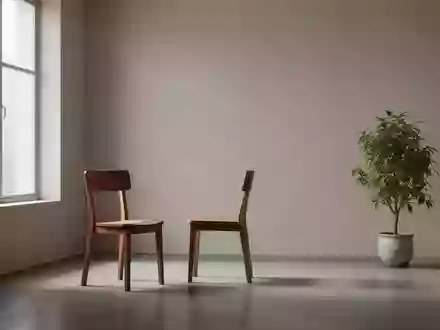 Ein minimalistischer, ruhiger Raum mit natürlichem Licht, einem schlichten Holzstuhl und einer Pflanze, der eine Atmosphäre der Gelassenheit vermittelt. - Foto: über boerse-global.de