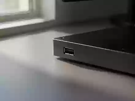 Nahaufnahme eines leeren USB-Anschlusses an einem Computergehäuse auf einem Schreibtisch bei natürlichem Licht. - Foto: über boerse-global.de