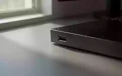 Nahaufnahme eines leeren USB-Anschlusses an einem Computergehäuse auf einem Schreibtisch bei natürlichem Licht. - Foto: über boerse-global.de