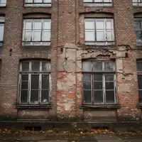 Fassade eines alten, sanierungsbedürftigen Backsteingebäudes in Berlin an einem grauen Herbsttag. - Foto: über boerse-global.de