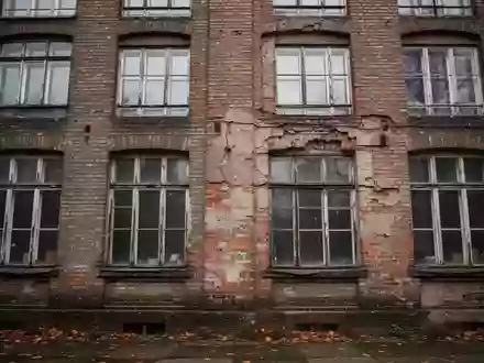 Fassade eines alten, sanierungsbedürftigen Backsteingebäudes in Berlin an einem grauen Herbsttag. - Foto: über boerse-global.de