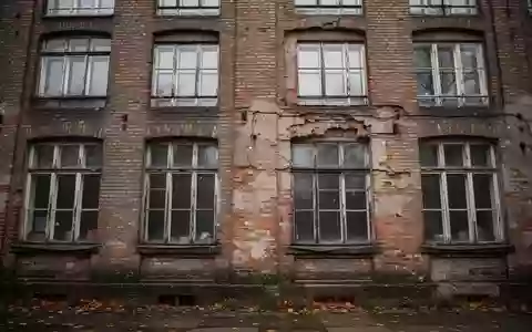 Fassade eines alten, sanierungsbedürftigen Backsteingebäudes in Berlin an einem grauen Herbsttag. - Foto: über boerse-global.de