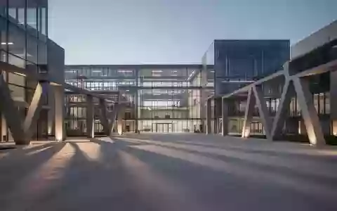 Moderne, minimalistische Forschungsarchitektur aus Glas und Stahl bei Dämmerung, die industrielle Stabilität und globale Regulierungsrahmen symbolisiert. - Foto: über boerse-global.de