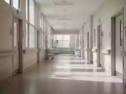 Ein leerer, in helles Tageslicht getauchter Krankenhausflur mit glänzendem Boden. - Foto: über boerse-global.de