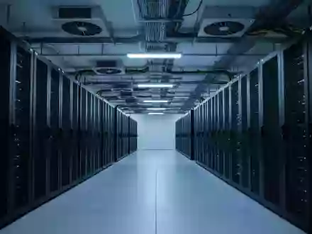 Reihen von leeren, dunklen Serverracks in einem modernen Rechenzentrum mit blĂ€ulicher Beleuchtung. - Foto: ĂŒber boerse-global.de