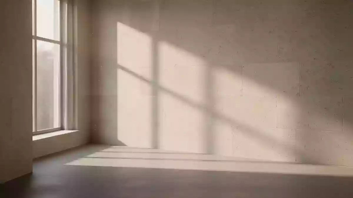Ein minimalistischer, lichtdurchfluteter Raum mit sanften Schatten auf einer strukturierten Wand, der Ruhe und Klarheit vermittelt. Illustration mit AI erstellt.