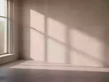 Ein minimalistischer, lichtdurchfluteter Raum mit sanften Schatten auf einer strukturierten Wand, der Ruhe und Klarheit vermittelt. - Foto: über boerse-global.de