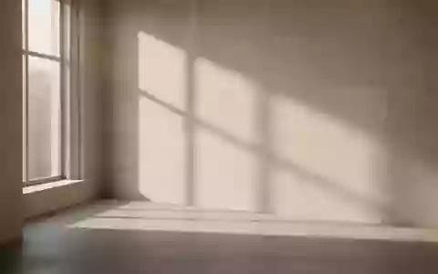 Ein minimalistischer, lichtdurchfluteter Raum mit sanften Schatten auf einer strukturierten Wand, der Ruhe und Klarheit vermittelt. - Foto: über boerse-global.de