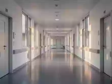 Ein moderner, heller Krankenhausflur in Madrid mit steriler Architektur und natürlichem Lichteinfall. - Foto: über boerse-global.de