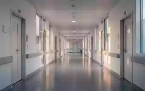 Ein moderner, heller Krankenhausflur in Madrid mit steriler Architektur und natürlichem Lichteinfall. - Foto: über boerse-global.de