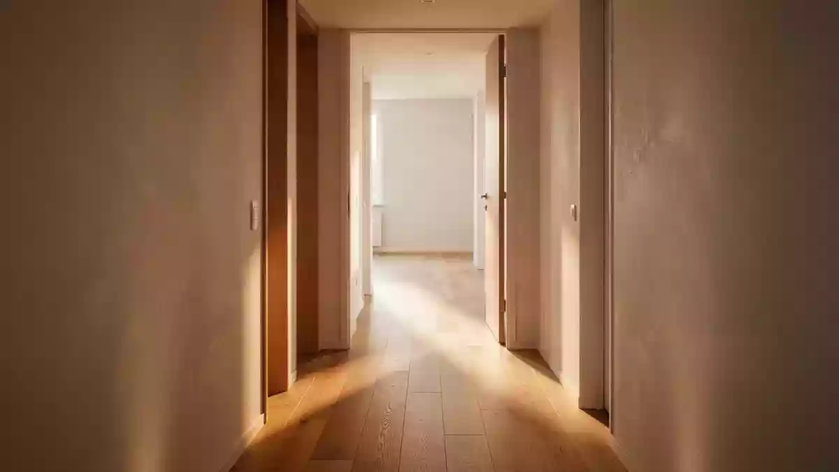 Sturzprävention zu Hause: Licht, sichere Wege und Notrufsysteme