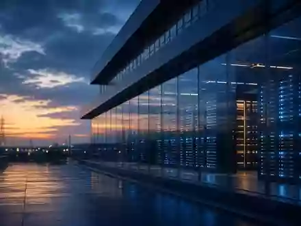 Moderne, futuristische Rechenzentrumsinfrastruktur bei Dämmerung mit atmosphärischer Beleuchtung. - Foto: über boerse-global.de