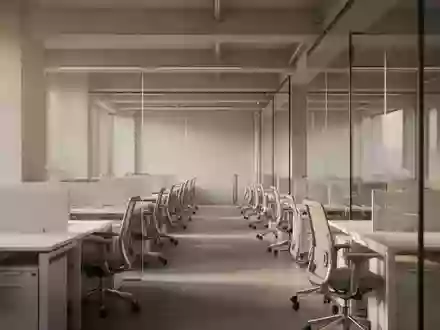 Ein minimalistisches, helles Bürogebäude mit leeren Arbeitsplätzen und architektonischen Linien bei natürlichem Lichteinfall. - Foto: über boerse-global.de